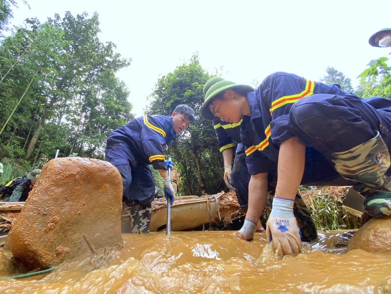 Cao Bang: Toan canh truc vot xe khach bi cuon troi, 29 nguoi chet-Hinh-13