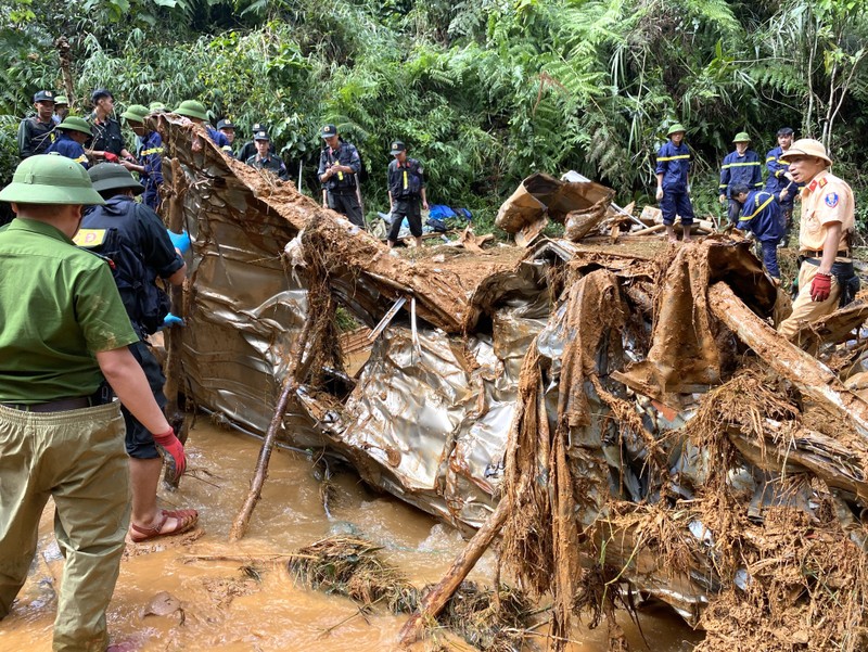 Cao Bang: Toan canh truc vot xe khach bi cuon troi, 29 nguoi chet-Hinh-14