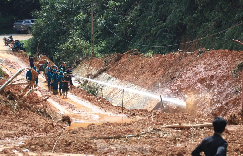 Cao Bang: Toan canh truc vot xe khach bi cuon troi, 29 nguoi chet-Hinh-18