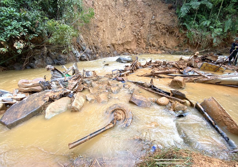 Cao Bang: Toan canh truc vot xe khach bi cuon troi, 29 nguoi chet-Hinh-2