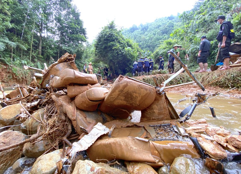 Cao Bang: Toan canh truc vot xe khach bi cuon troi, 29 nguoi chet-Hinh-3