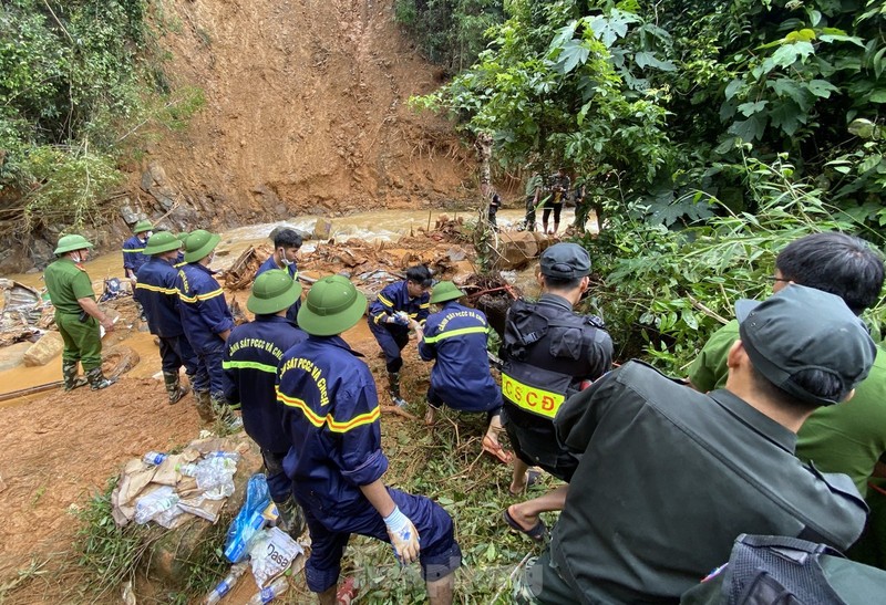 Cao Bang: Toan canh truc vot xe khach bi cuon troi, 29 nguoi chet-Hinh-5