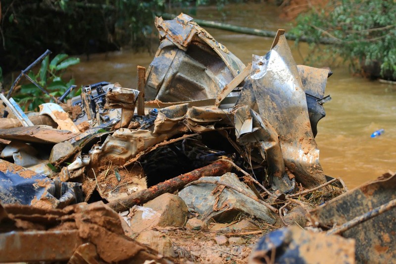 Cao Bang: Toan canh truc vot xe khach bi cuon troi, 29 nguoi chet-Hinh-6