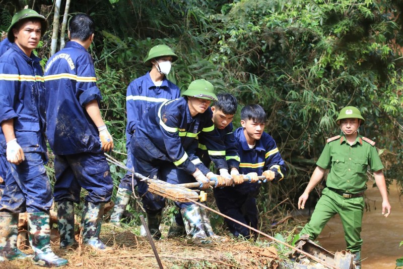 Cao Bang: Toan canh truc vot xe khach bi cuon troi, 29 nguoi chet-Hinh-7