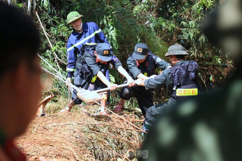 Cao Bang: Toan canh truc vot xe khach bi cuon troi, 29 nguoi chet-Hinh-9