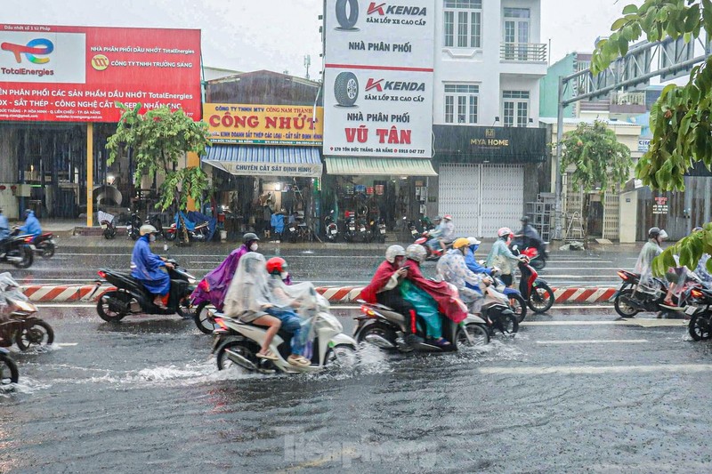 Da Nang: Nhieu tuyen pho ngap sau, xe co un tac-Hinh-6