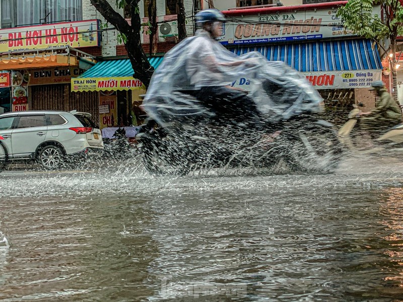 Da Nang: Nhieu tuyen pho ngap sau, xe co un tac-Hinh-8