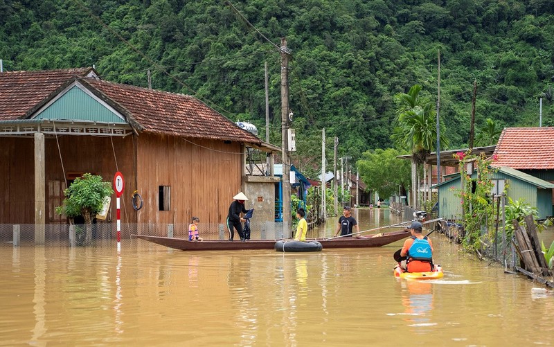 Can canh cuoc song chung voi lu tren nha phao cua nguoi dan Tan Hoa-Hinh-6