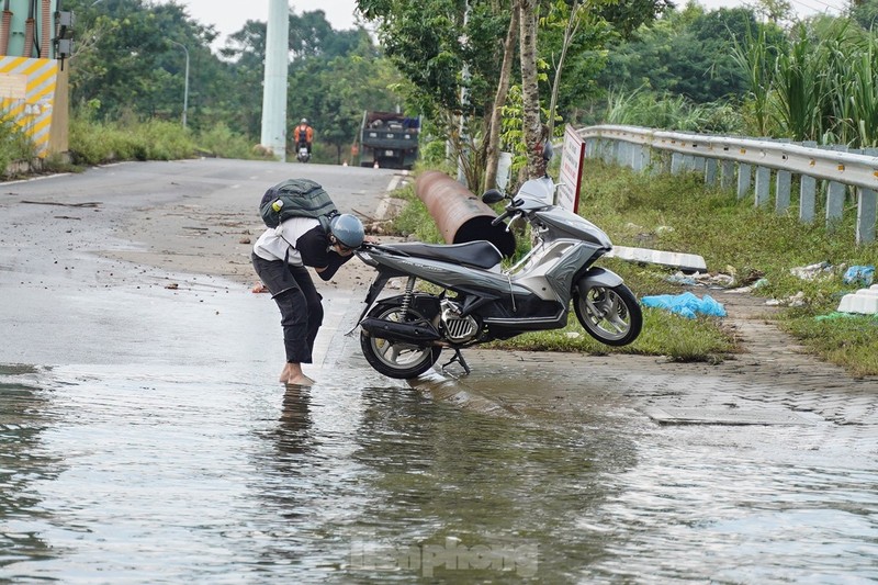 Duong gom dai lo Thang Long ngap sau, xem cach nguoi dan 