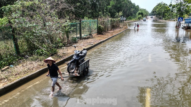 Duong gom dai lo Thang Long ngap sau, xem cach nguoi dan 