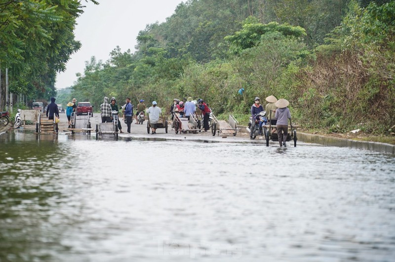 Duong gom dai lo Thang Long ngap sau, xem cach nguoi dan 