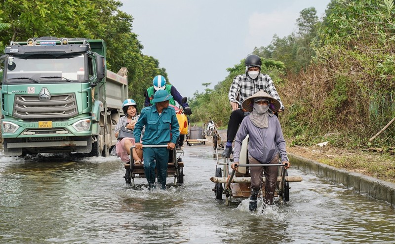 Duong gom dai lo Thang Long ngap sau, xem cach nguoi dan 