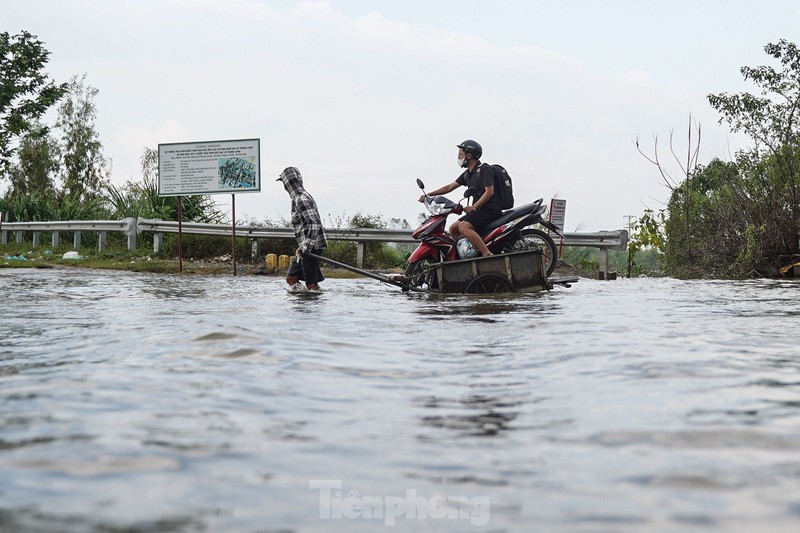 Duong gom dai lo Thang Long ngap sau, xem cach nguoi dan 