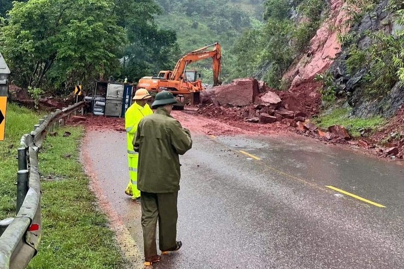 Toan canh vu sat lo tren Quoc lo 6, 8 nguoi bi thuong-Hinh-12