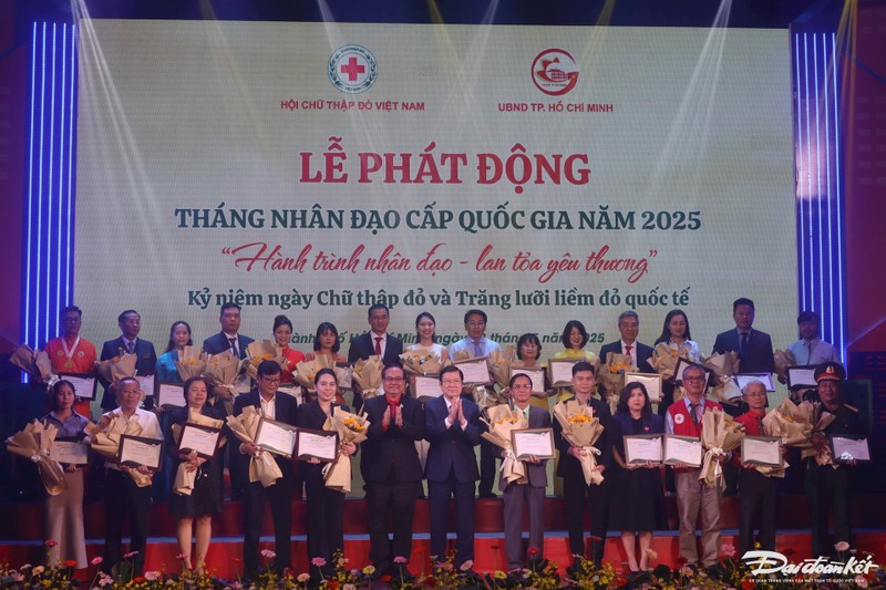 Chủ tịch Đỗ Văn Chiến dự Lễ phát động Tháng Nhân đạo cấp quốc gia năm 2025 - Hình 4 Chu tich Do Van Chien du Le phat dong Thang Nhan dao cap quoc gia nam 2025-Hinh-4