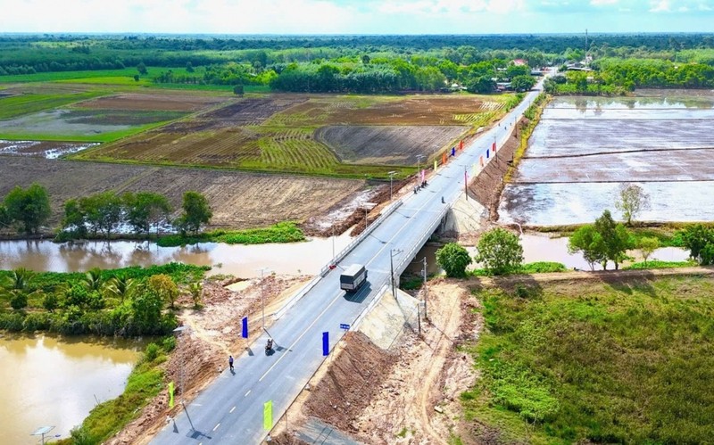 Sụt lún đường dẫn lên cầu Hòa Bình, nhiều ô tô, xe máy bị "nuốt" - Hình 4 Sut lun duong dan len cau Hoa Binh, nhieu o to, xe may bi