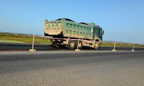 Xe qua tai long hanh tro lai cay nat duong Quang Binh