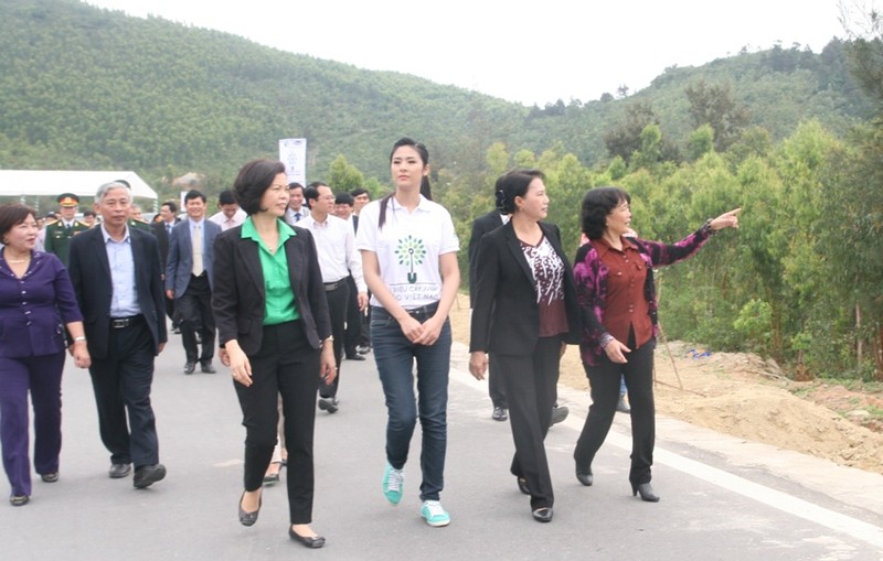 Hoa hau Ngoc Han trong cay xanh kinh dang Dai tuong-Hinh-3