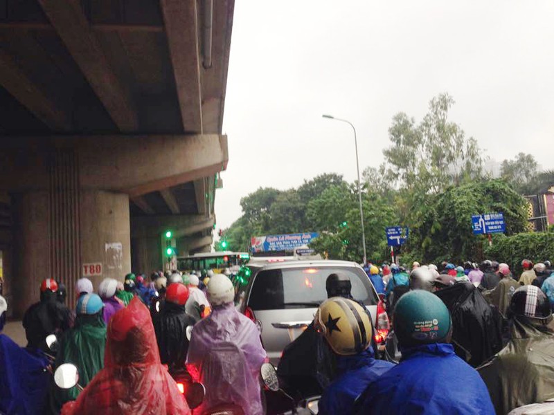 Mua suot dem, nguoi Ha Noi lai vat lon voi tac duong, ngap lut-Hinh-6