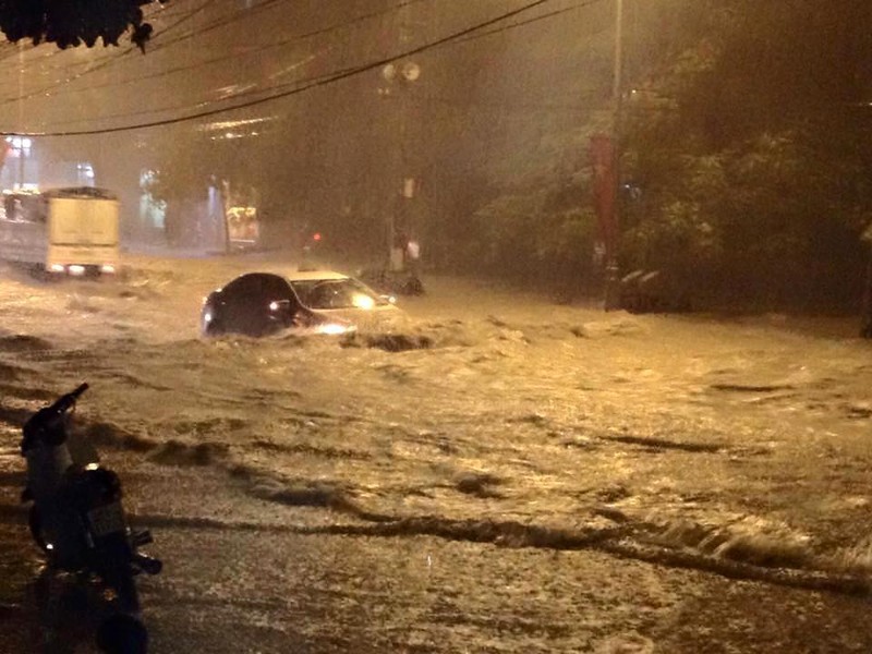 Mua suot dem, nguoi Ha Noi lai vat lon voi tac duong, ngap lut-Hinh-10