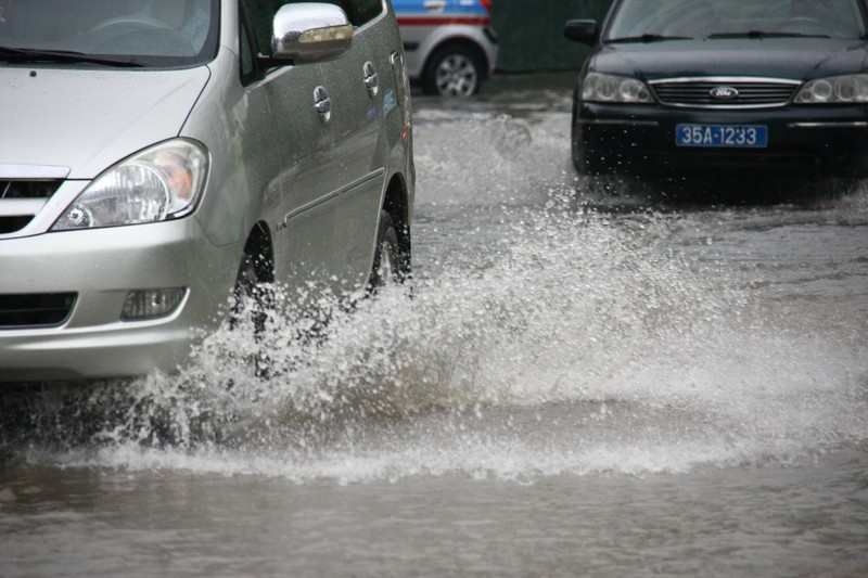 Mua suot dem, nguoi Ha Noi lai vat lon voi tac duong, ngap lut-Hinh-7