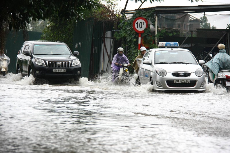 Mua suot dem, nguoi Ha Noi lai vat lon voi tac duong, ngap lut-Hinh-8