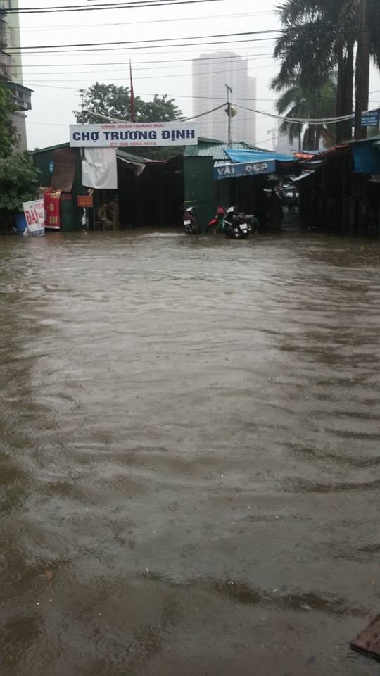 Mua suot dem, nguoi Ha Noi lai vat lon voi tac duong, ngap lut-Hinh-9