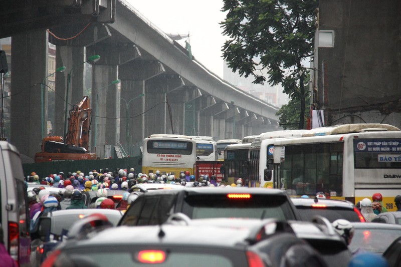 Mua suot dem, nguoi Ha Noi lai vat lon voi tac duong, ngap lut