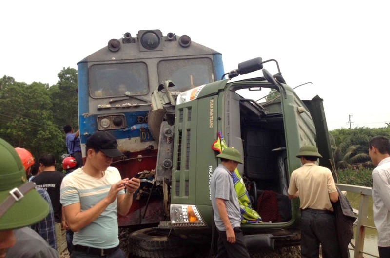 Hy huu: Xe tai bi tau dam, mac ket tren thanh cau-Hinh-2