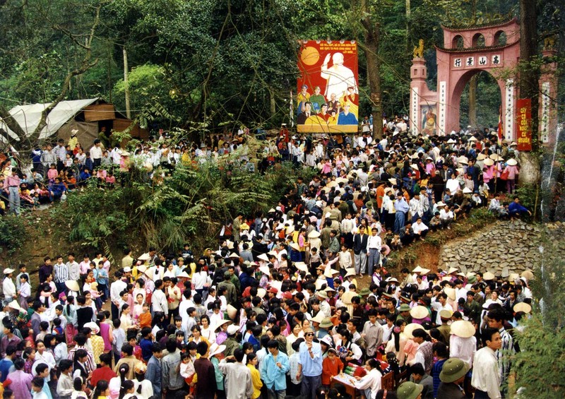 Le hoi Den Hung, co nen dang cung tien to banh chung 