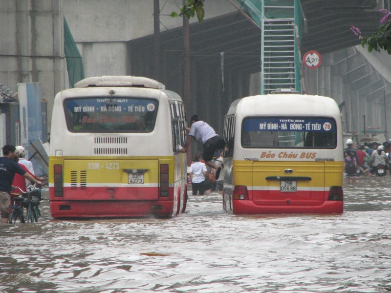 Giao thong Ha Noi gan nhu te liet vi ngap lut sau mua-Hinh-7