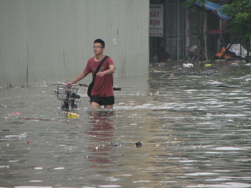 Giao thong Ha Noi gan nhu te liet vi ngap lut sau mua-Hinh-9