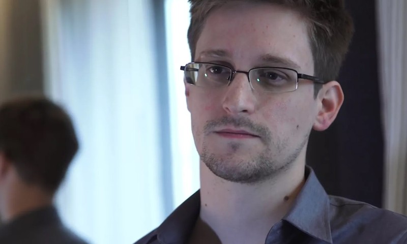 Eward Snowden lai to Facebook, Instagram va Youtube la mang gian diep