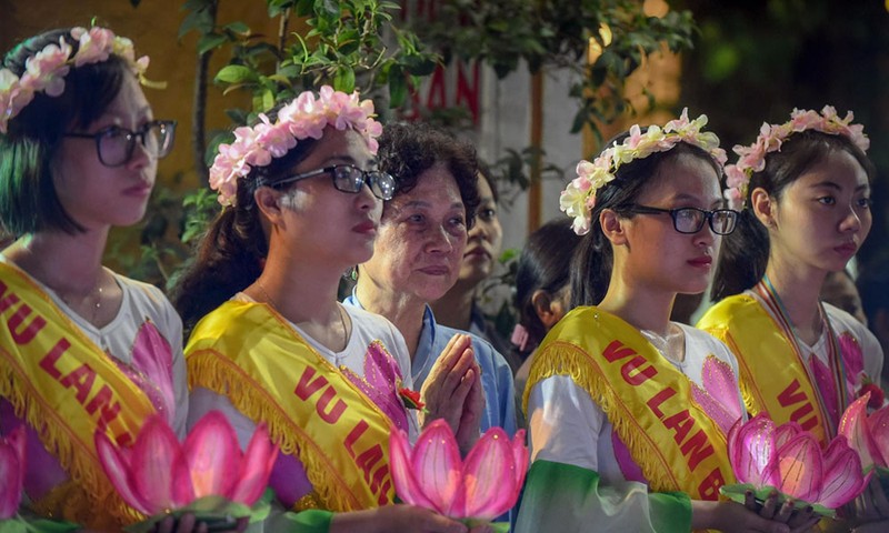 Hang tram nguoi chen lan xo day gianh giat loc tai chua Quan Su-Hinh-2