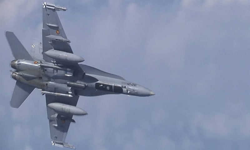 Vi sao F-18 NATO dam 