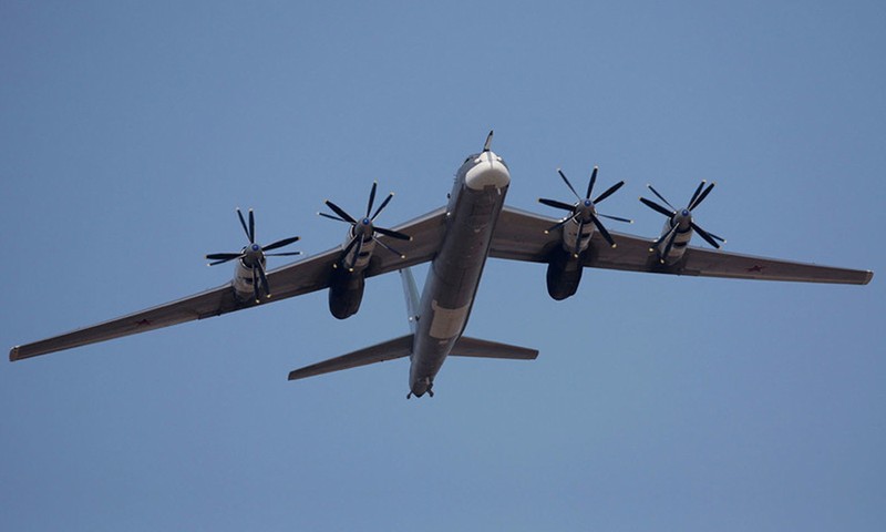 TU-95MS Nga mang ten lua ra bien Na Uy, F-16 NATO ron ren theo sau-Hinh-2