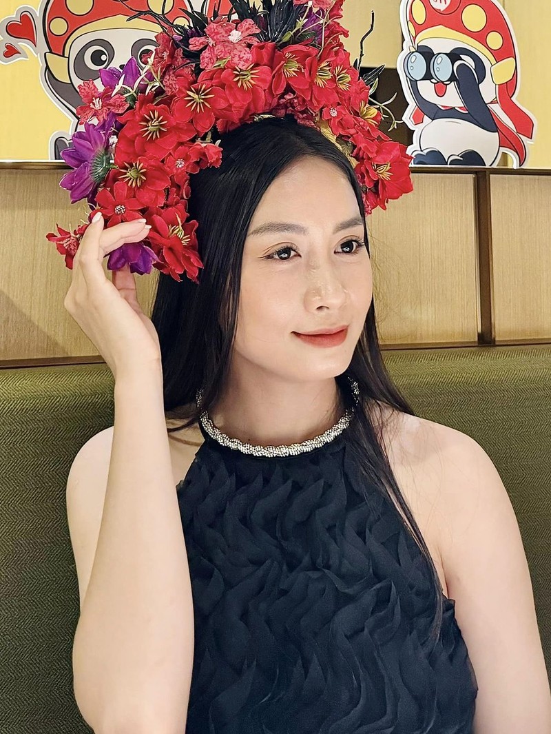 Du trend “cai hoa len toc”, hot girl tuyen nu Viet Nam xinh “ngay ngat“-Hinh-2