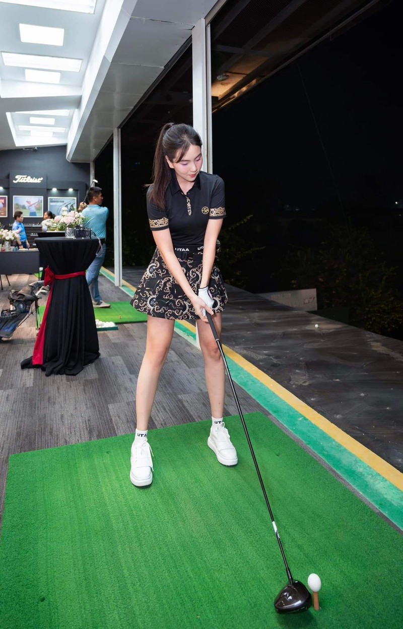 Du ban den may, nu MC dep nhat VTV cham chi danh golf-Hinh-3