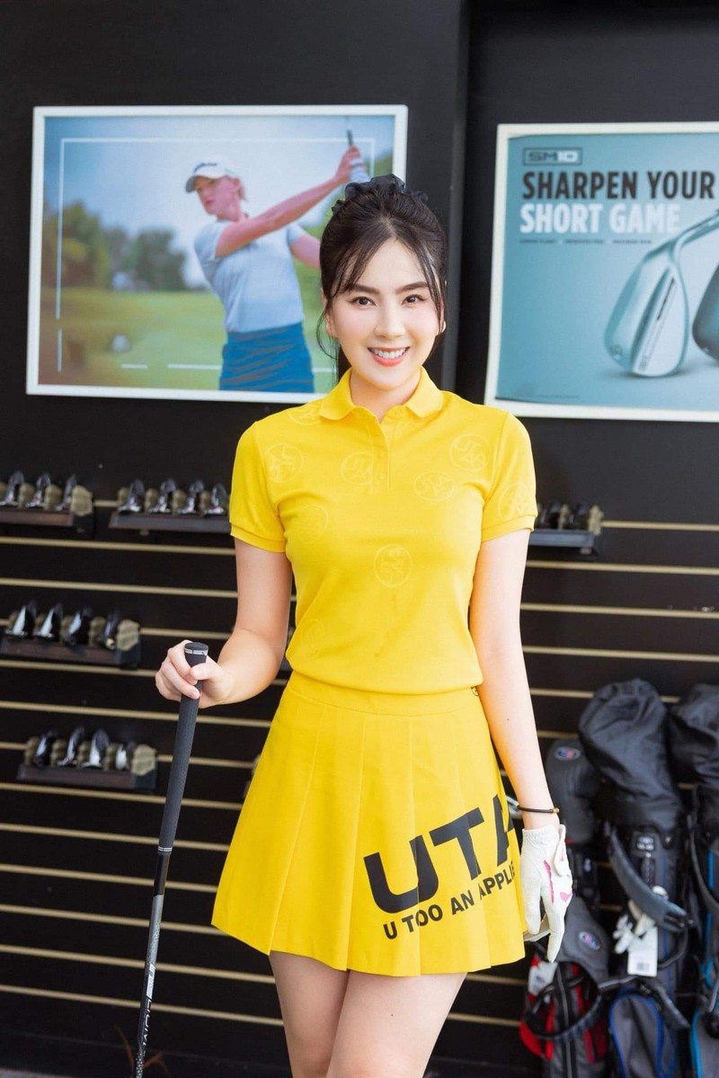 Du ban den may, nu MC dep nhat VTV cham chi danh golf-Hinh-4