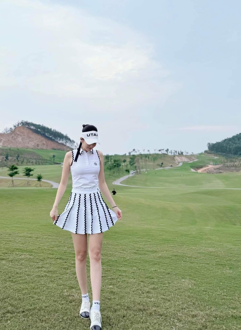 Du ban den may, nu MC dep nhat VTV cham chi danh golf-Hinh-6