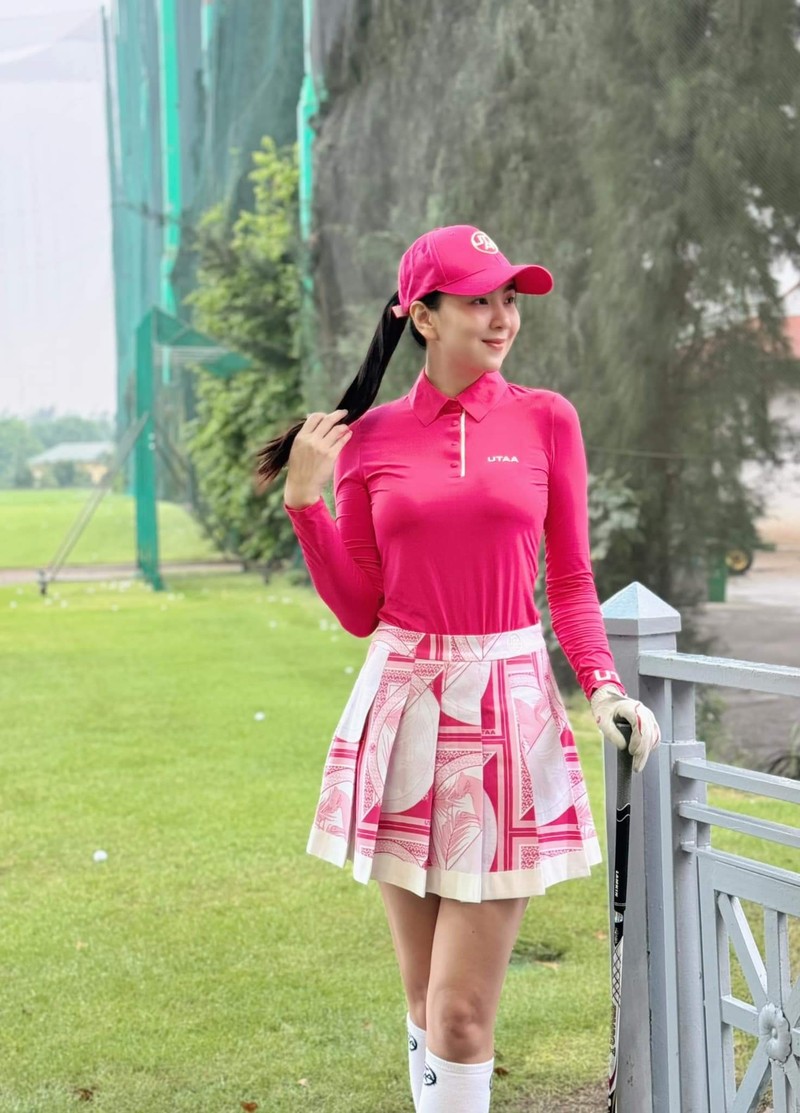 Du ban den may, nu MC dep nhat VTV cham chi danh golf-Hinh-8