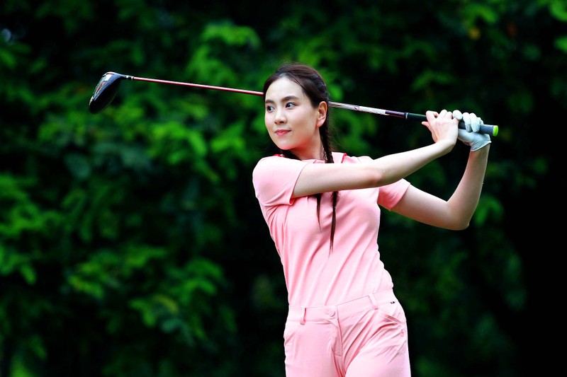 Du ban den may, nu MC dep nhat VTV cham chi danh golf-Hinh-9