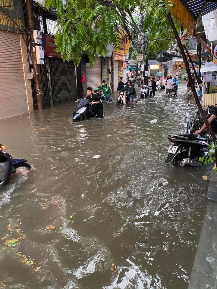 “Vinh Trieu Khuc” ngay Ha Noi mua gio, nguoi dan thi nhau bat ca-Hinh-5