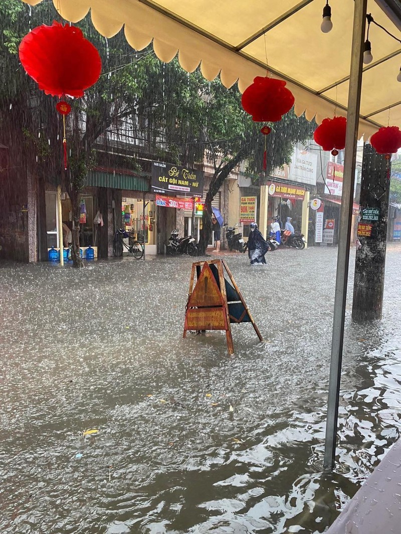 “Vinh Trieu Khuc” ngay Ha Noi mua gio, nguoi dan thi nhau bat ca-Hinh-6