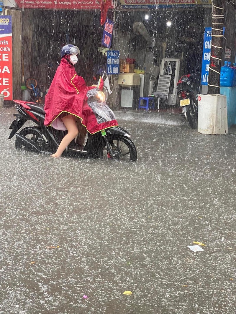 “Vinh Trieu Khuc” ngay Ha Noi mua gio, nguoi dan thi nhau bat ca-Hinh-7