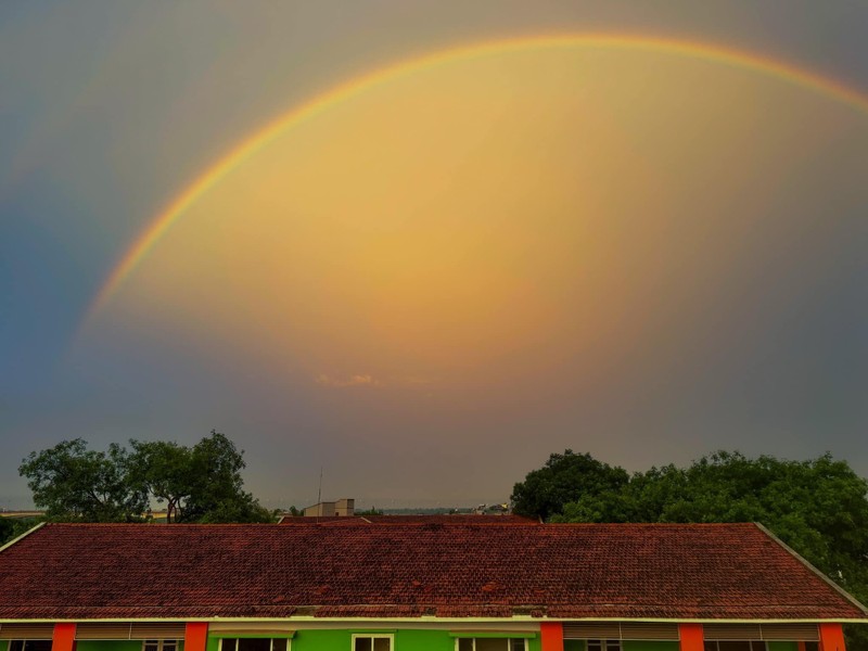 Cau vong doi xuat hien giua bau troi rang vang Ha Noi gay chu y-Hinh-2