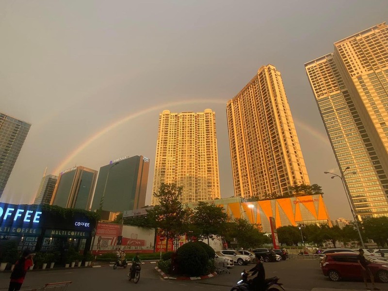 Cau vong doi xuat hien giua bau troi rang vang Ha Noi gay chu y-Hinh-3