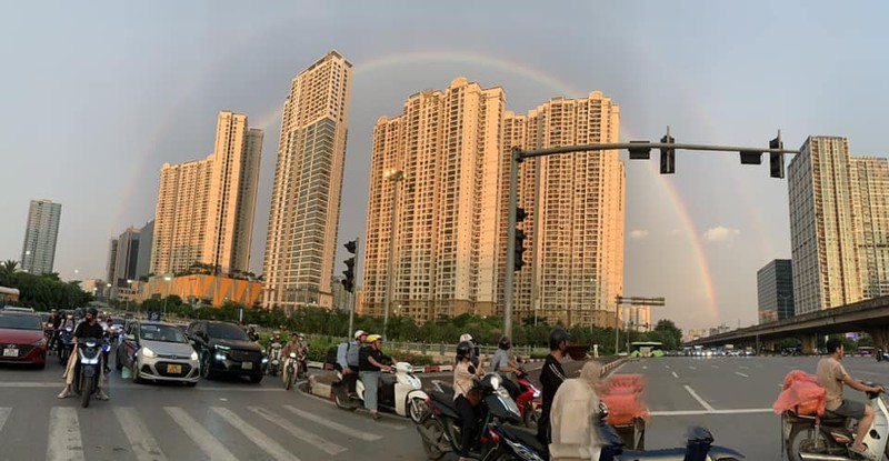 Cau vong doi xuat hien giua bau troi rang vang Ha Noi gay chu y-Hinh-4