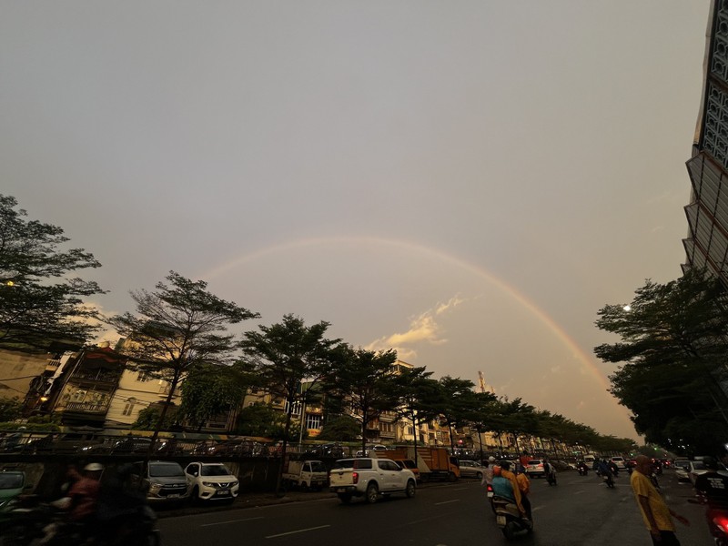 Cau vong doi xuat hien giua bau troi rang vang Ha Noi gay chu y-Hinh-6