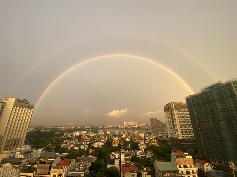 Cau vong doi xuat hien giua bau troi rang vang Ha Noi gay chu y-Hinh-8